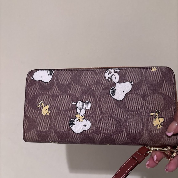 NWT COACH x PEANUTS Long Zip around Wallet Snoopy Woodstock Khaki Brown Wristlet - Picture 2 of 4